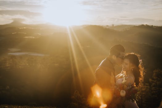 日落时分，一对浪漫的情侣在风景优美的山区拥抱亲吻