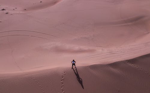 Человек стоит в пустыне