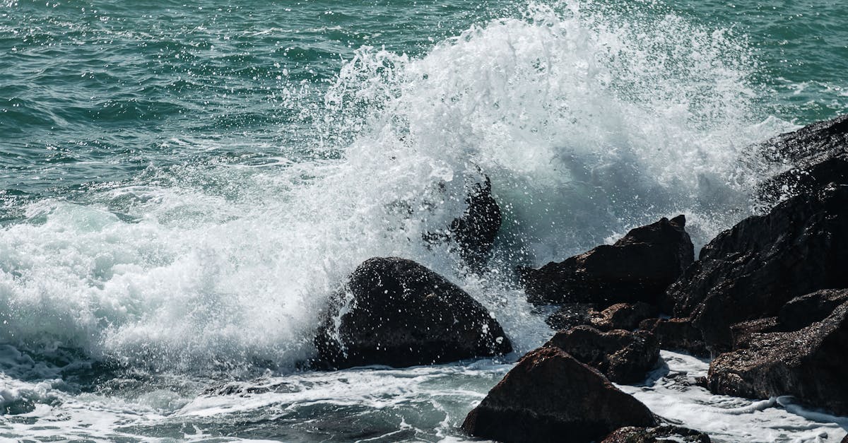 Waves Splashing on the Rocks · Free Stock Photo