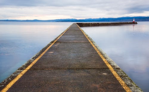 Muelle Rodeado De Agua