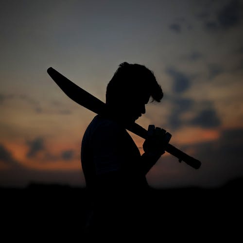 Foto profissional grátis de bastão de cricket, bastão de críquete foto, garoto silencioso