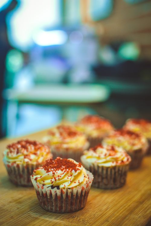 Free Indulge in fresh red velvet cupcakes topped with creamy frosting. Perfect for dessert lovers. Stock Photo