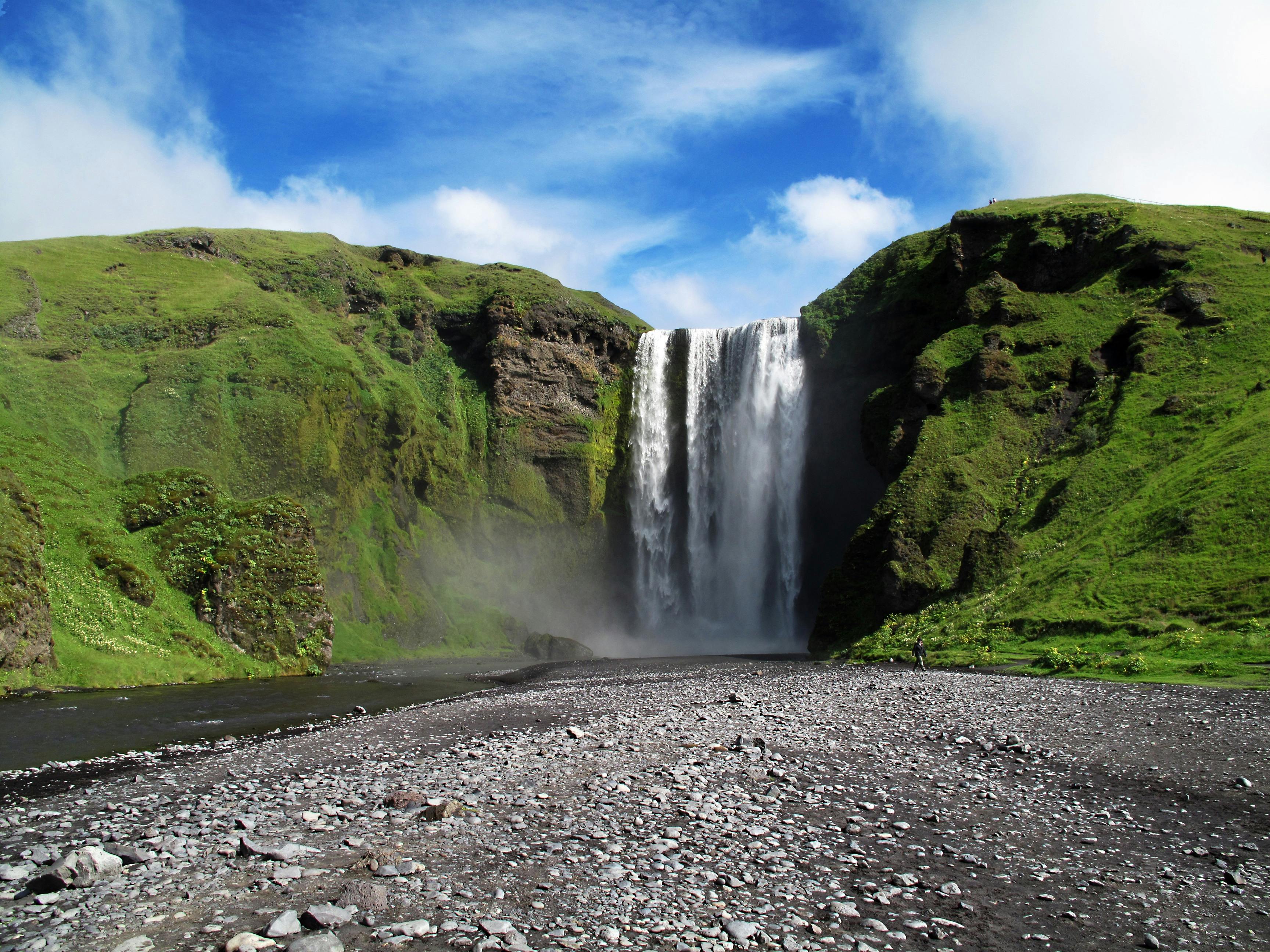 Waterfall green screen: Nước chảy xù xì, sức mạnh vô hình, và cảnh sắc tuyệt đẹp sẽ tạo nên một phong cảnh sống động trong tâm trí bạn. Hình nền màn hình nước chảy đầy năng lượng này sẽ làm bạn tinh tấn và sảng khoái ngay lập tức. Translation: The flowing water, invisible power and stunning scenery will create a lively landscape in your mind. This energetic waterfall screen will make you feel invigorated and refreshed immediately.