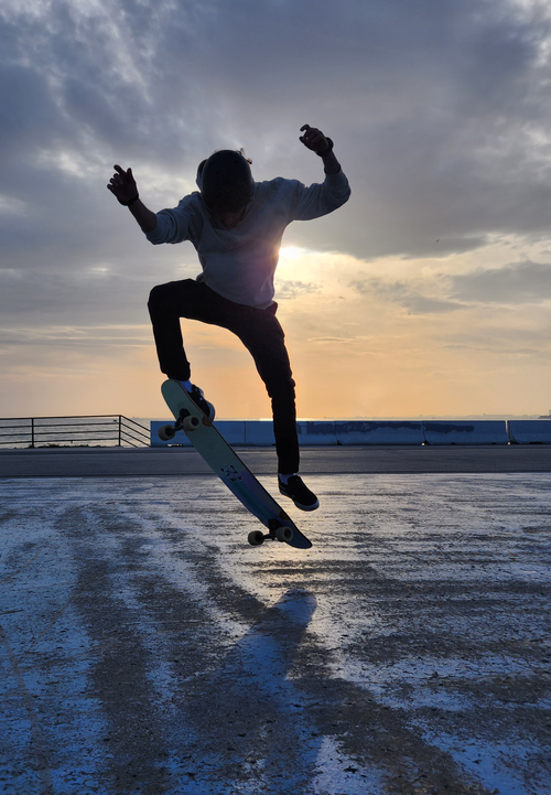 Free A silhouette of a skateboarder jumping against a beautiful sunset in Istanbul, highlighting the thrill of street sports. Stock Photo