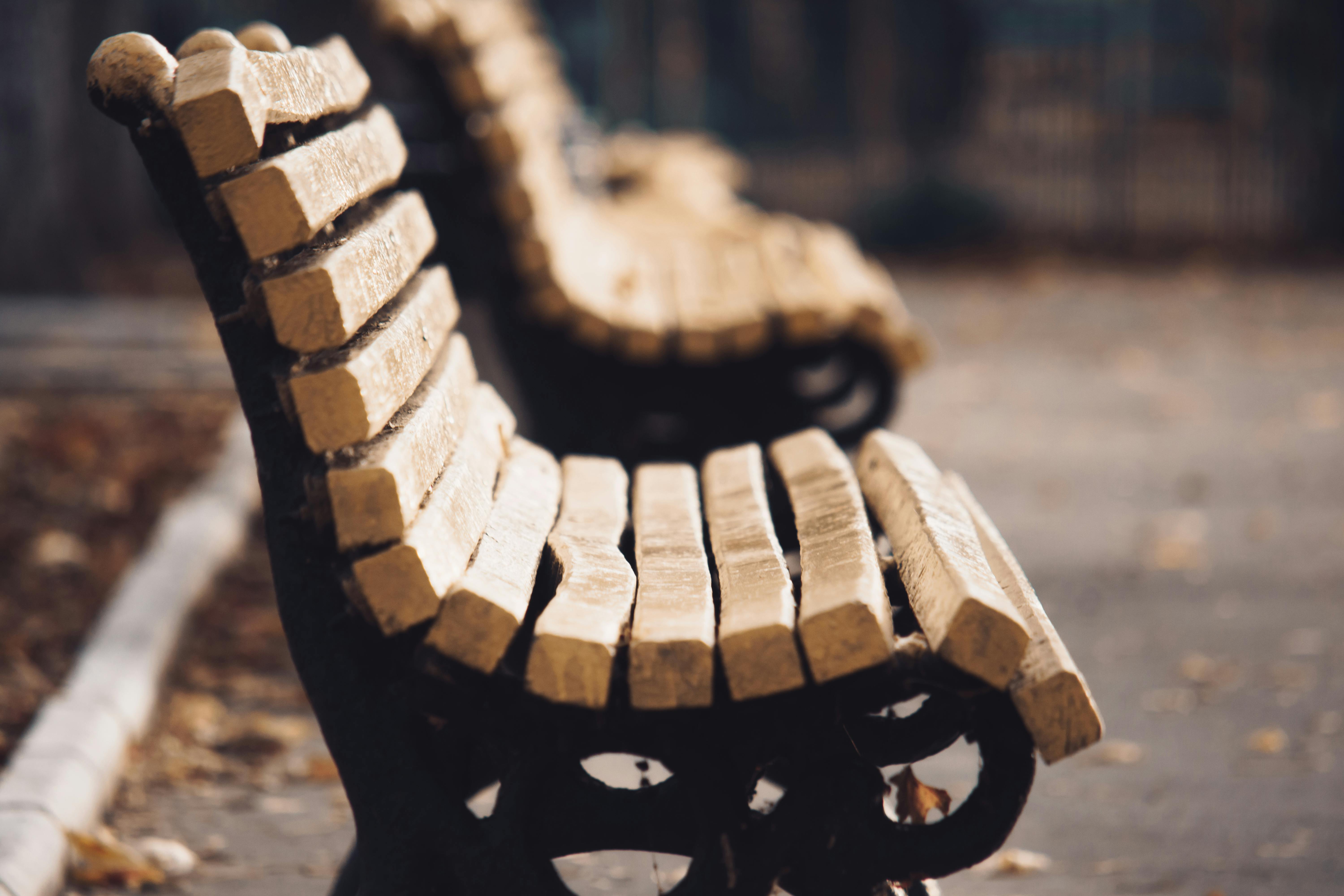 公园白天木凳的特写镜头