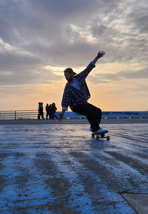 Free Adult skateboarding at sunset in Istanbul, Türkiye. Captures motion and balance in urban setting. Stock Photo