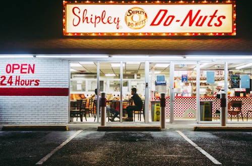 Twee Personen Zitten Voor Tafel In Shipley Do Nuts Store