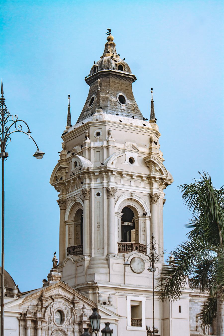 A torre da Catedral de Lima contra o céu azul