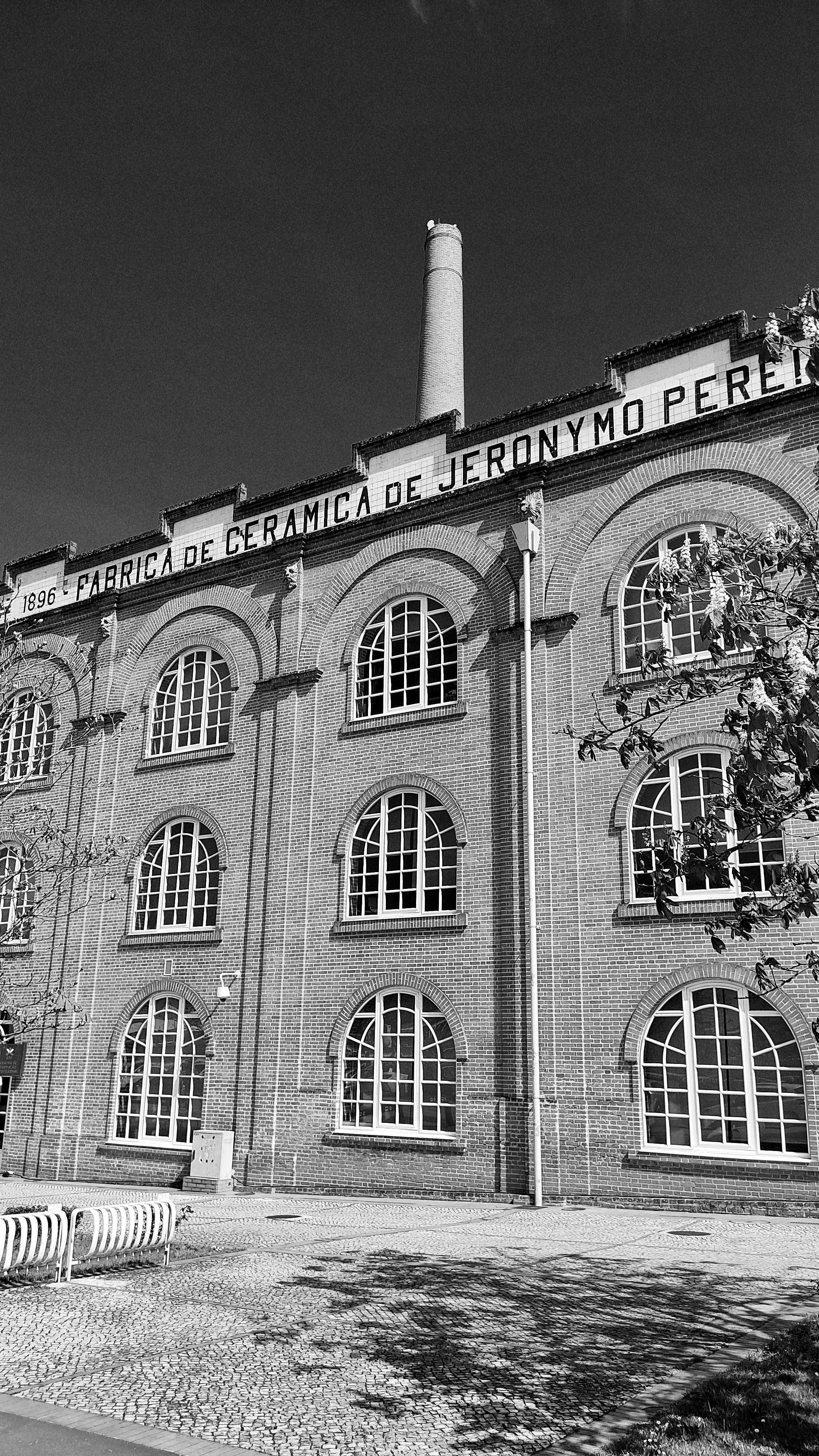 Black and white photo of Fábrica de Cerâmica Jeronymo Pereira Campos in Aveiro.