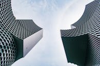 这座拥有蜂巢外墙的现代摩天大楼，在城市环境中展现了建筑创新