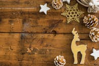 复古圣诞装饰品平铺在乡村木板上，非常适合季节性主题
