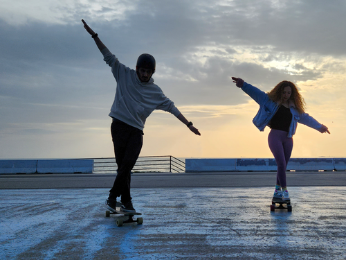 Free Two skateboarders enjoying a sunset session on a waterfront in İstanbul, Türkiye. Stock Photo