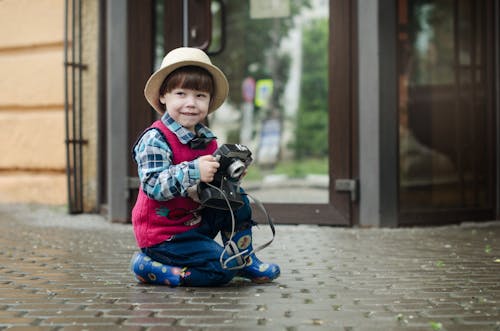 Fotografi Fokus Dangkal Anak Yang Memegang Kamera