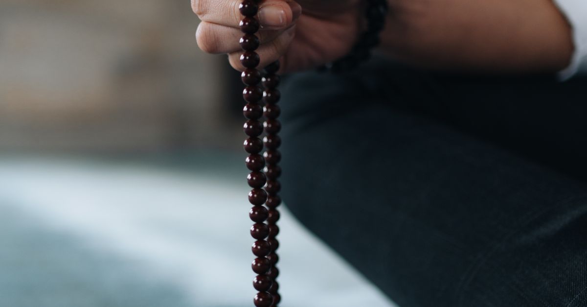 Rüyada Tesbih Çekmek - Rüya Tabiri ve Anlamı - A person holds Islamic prayer beads in quiet reflection, showcasing faith and spirituality.