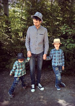 阳光明媚的日子里，父亲和儿子们在公园里牵着手微笑