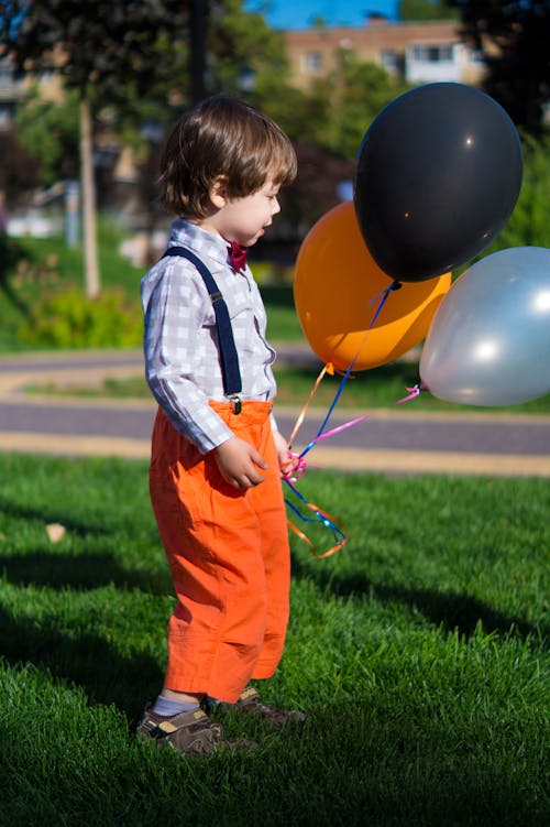 Jongen Die Drie Ballonnen Houdt