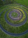 夏季公园绿色螺旋景观的高角度无人机拍摄