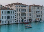 宁静的运河上，优雅的威尼斯建筑和贡多拉展现了这座城市的历史魅力