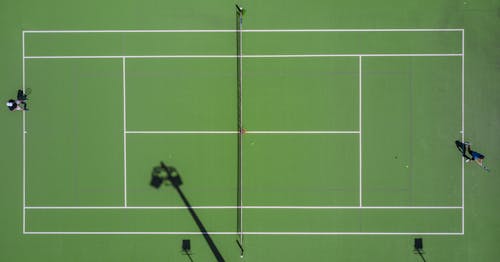 Два человека играют в теннис