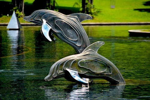 Decoración De Piscina Con Delfines De Metal Gris Y Latón