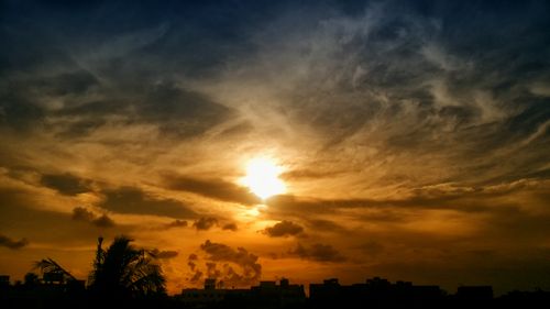 Free A breathtaking sunset over Kolkata, India, showcasing dramatic clouds and vibrant colors. Stock Photo