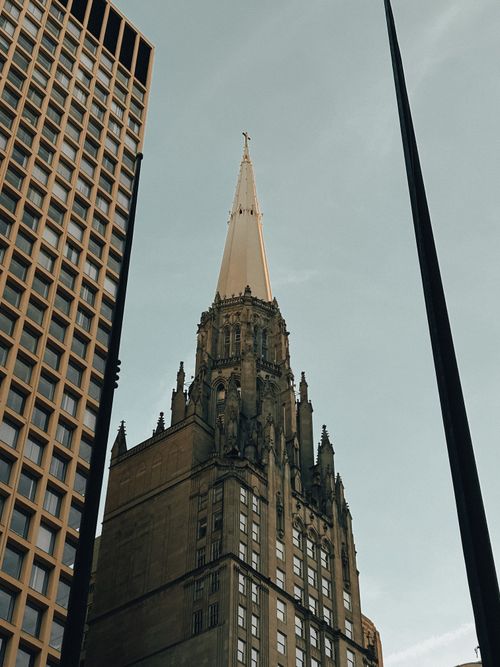 Free View of a Gothic Revival skyscraper in downtown Chicago, showcasing architectural elegance against a cityscape. Stock Photo