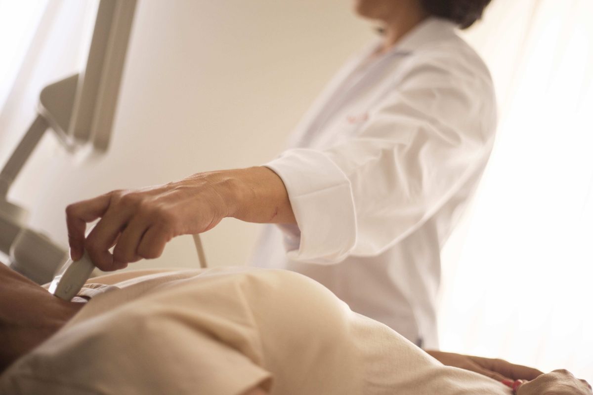 Profissional realizando exame de ultrassom Doppler