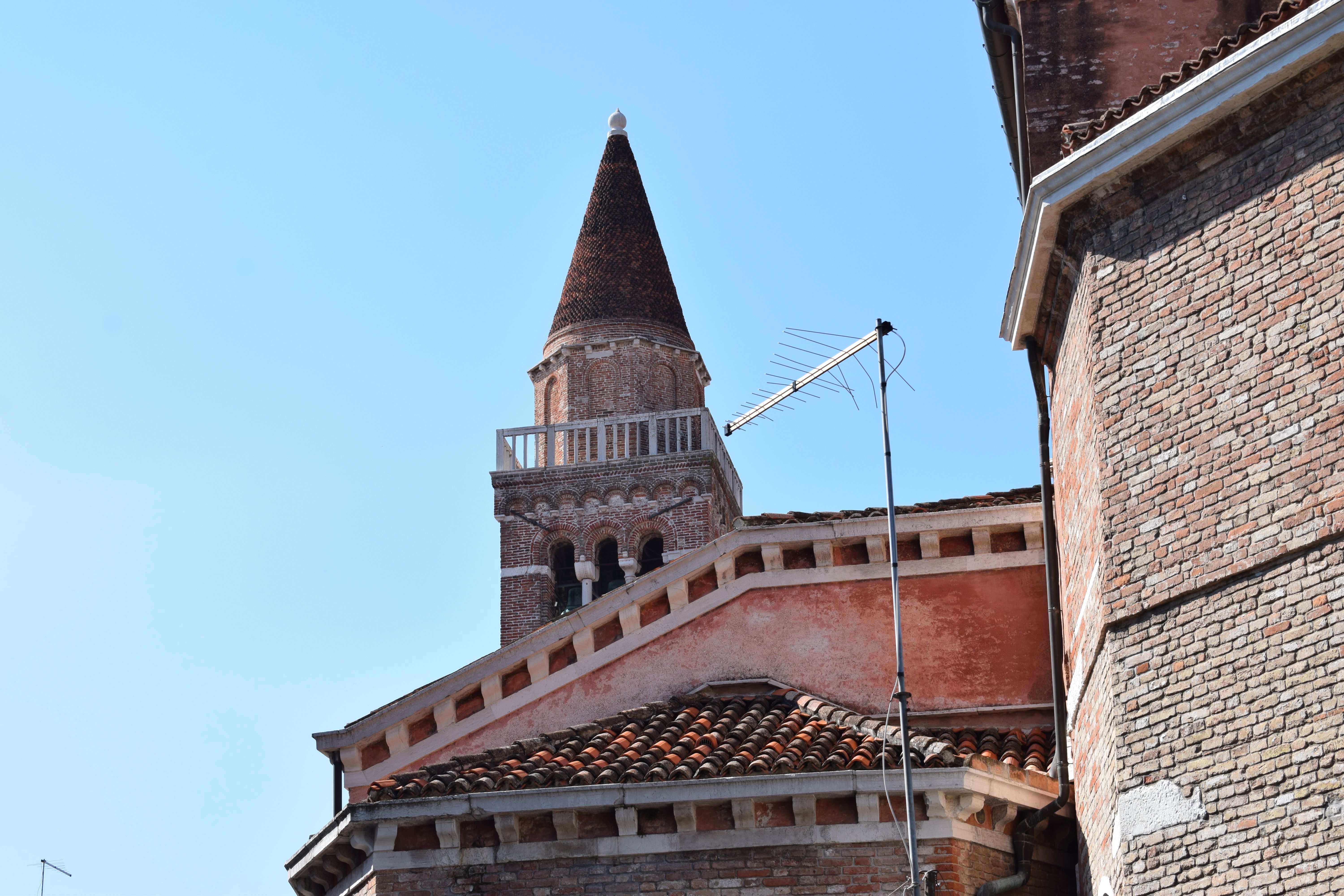 Facade and Bell Tower of a Church under Clear, Blue Sky · Free Stock Photo
