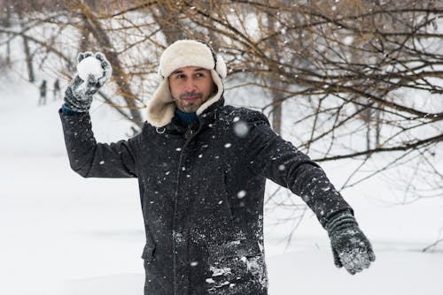 Homem Segurando Bola De Neve