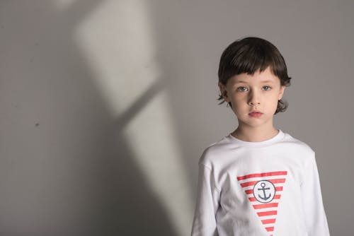 Niño Vestido Con Camisa Blanca De Manga Larga