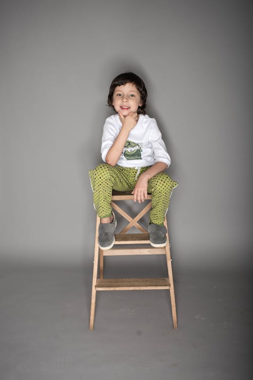 椅子に座っている少年の写真
