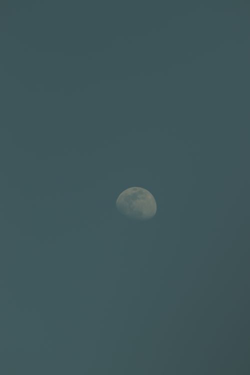 Free A serene view of the moon against a clear blue sky in Türkiye. Stock Photo