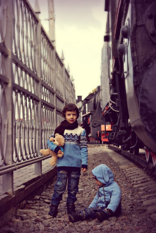 Безкоштовне стокове фото на тему «діти, жінка, локомотив»