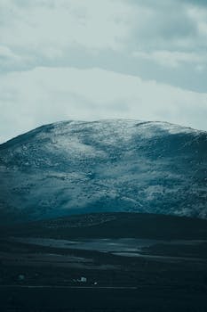 Breathtaking view of a snow-covered mountain under a cloudy sky in Kayseri, Türkiye.