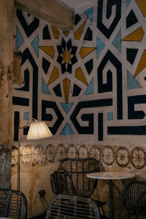 Free Charming café corner in Istanbul featuring intricate geometric wall patterns and cozy seating. Stock Photo