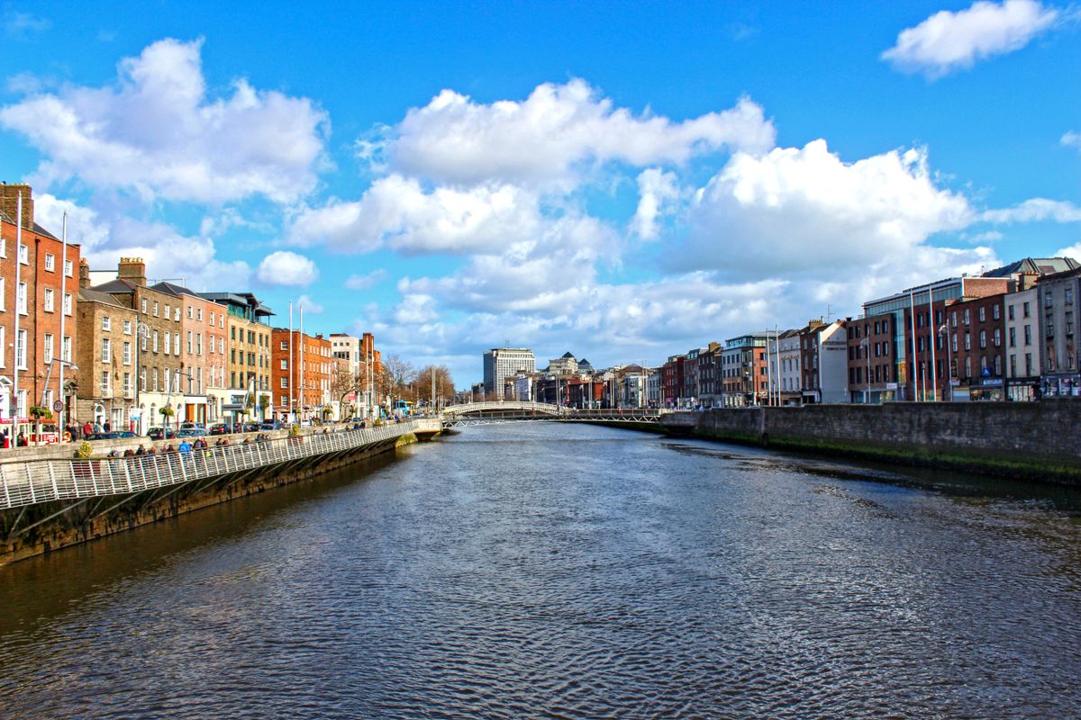 Dublin - râul Liffey traversând centrul orașului