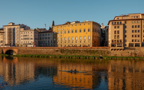 Fotobanka s bezplatnými fotkami na tému budovy, jasná obloha, kanoe