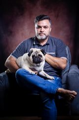 Hombre sentado con su perro