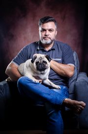 Hombre sentado con su perro