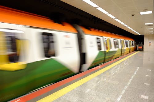 Foto profissional grátis de estação ferroviária, movimento borrado, plataforma