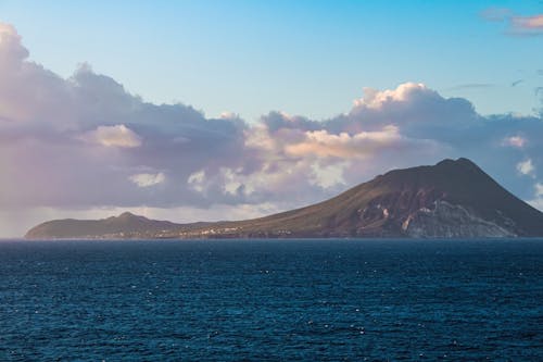 ada, dağlar, deniz içeren Ücretsiz stok fotoğraf