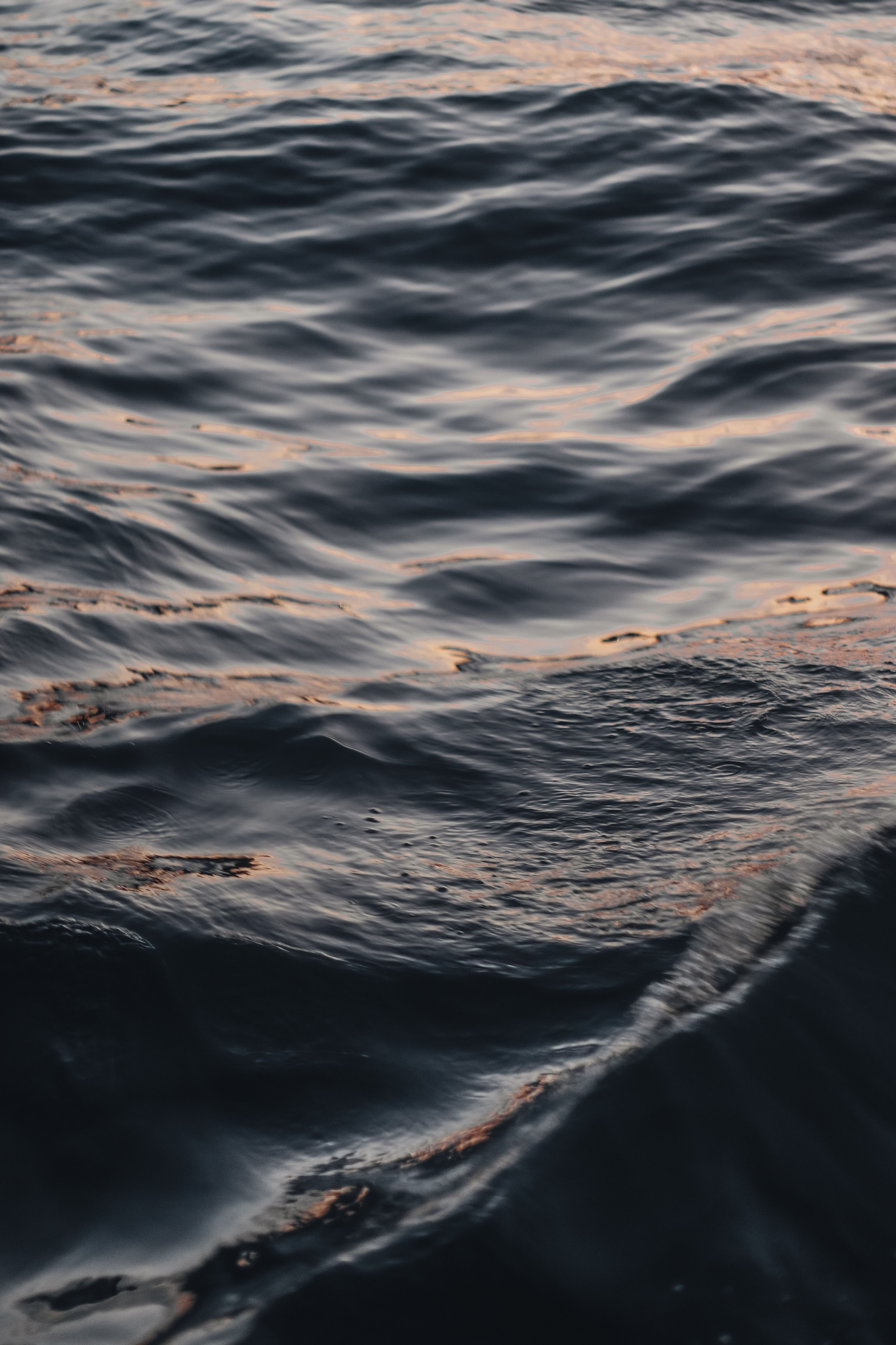 A close up of the ocean with waves · Free Stock Photo