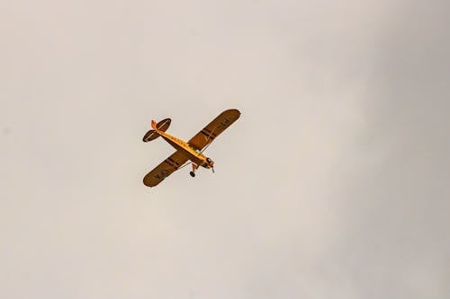 Flying Yellow Piper PA-18 Super Cub