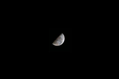 Free Captivating crescent moon against a clear, dark night sky. Stock Photo