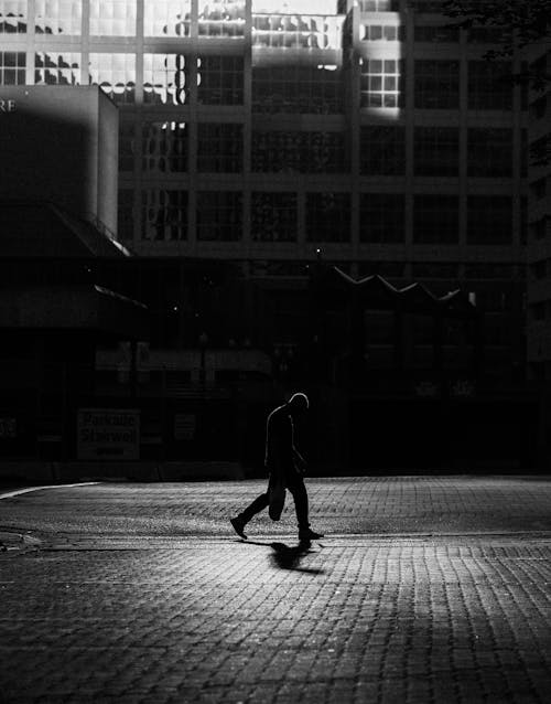 Foto d'estoc gratuïta de blanc i negre, caminant, ciutat