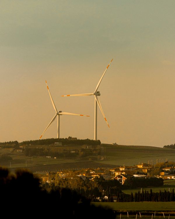 Windkraftanlagen in deutscher Landschaft