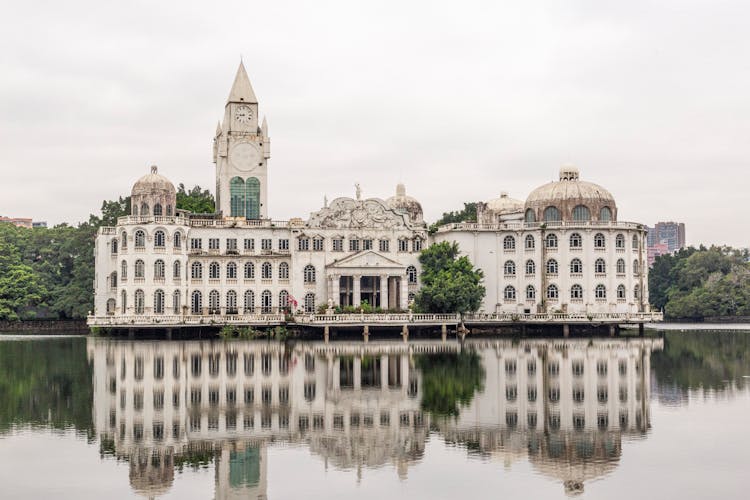 Clouds Over Palace In Liuhuahu Park