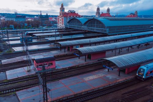 Vista aerea di una moderna stazione ferroviaria europea con tetto in vetro.