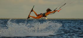 在海上捕捉令人兴奋的风筝冲浪动作，在充满活力的夏季环境中展示技巧和动作