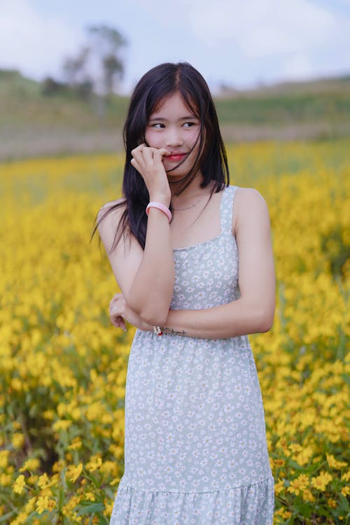 Gratis lagerfoto af afslappet tøj, asiatisk kvinde, blomster